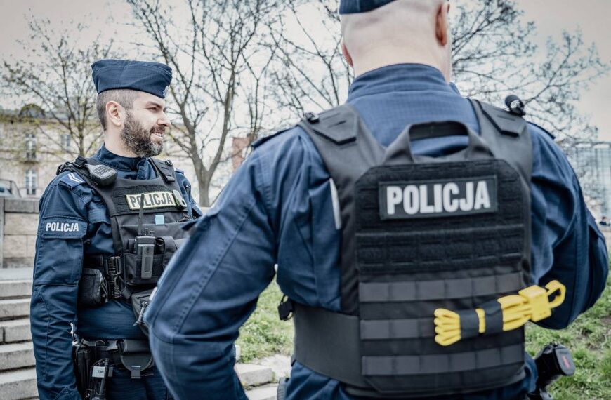 Ergonomia oporządzenia policjanta. Jak rozłożyć wyposażenie między kamizelkę a pas służbowy?