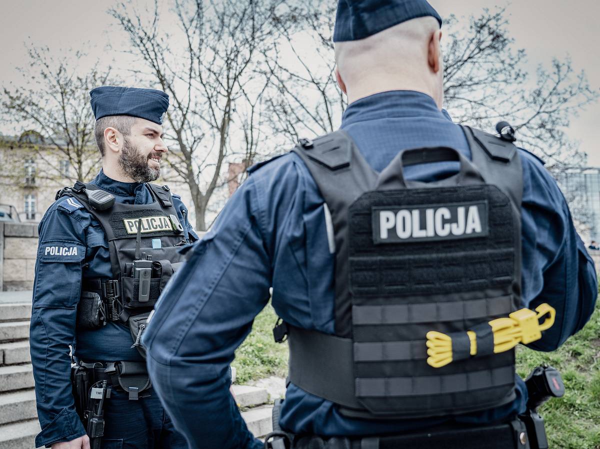 Ergonomia oporządzenia policjanta. Jak rozłożyć wyposażenie między kamizelkę a pas służbowy?